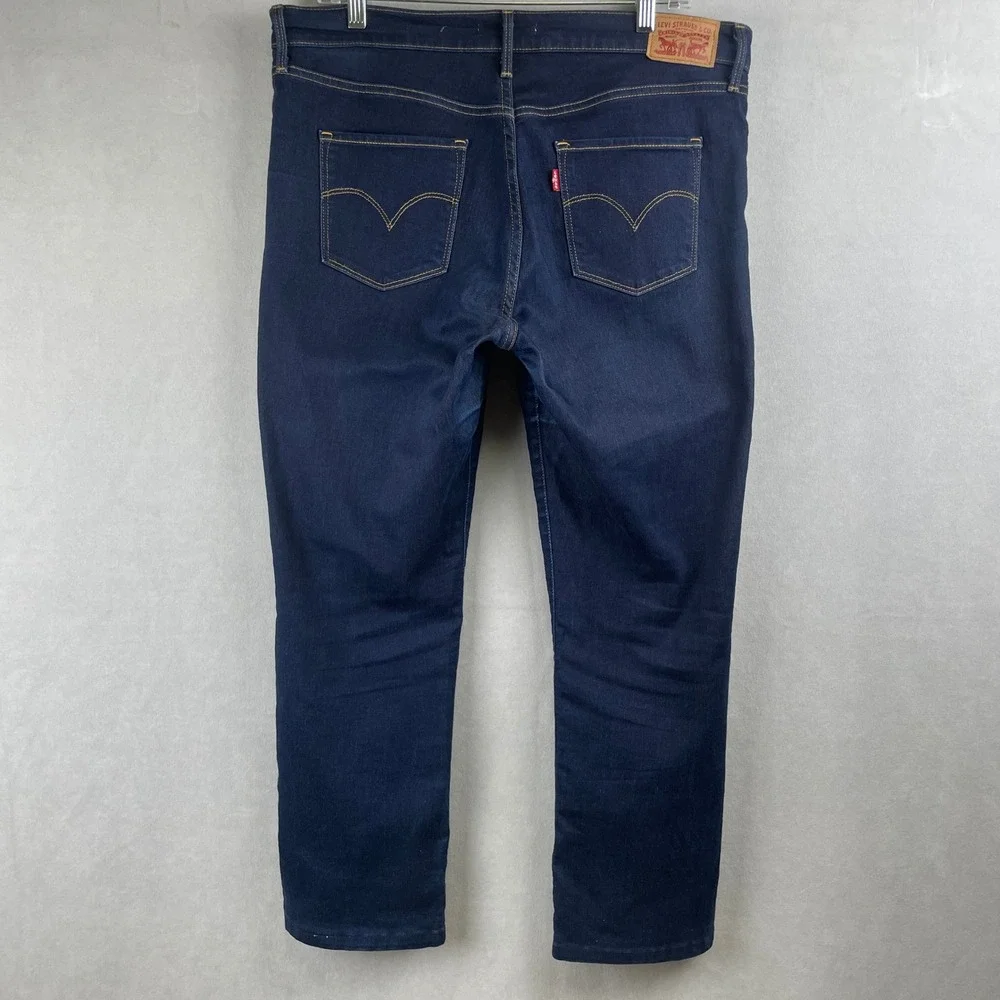 Levis fits large